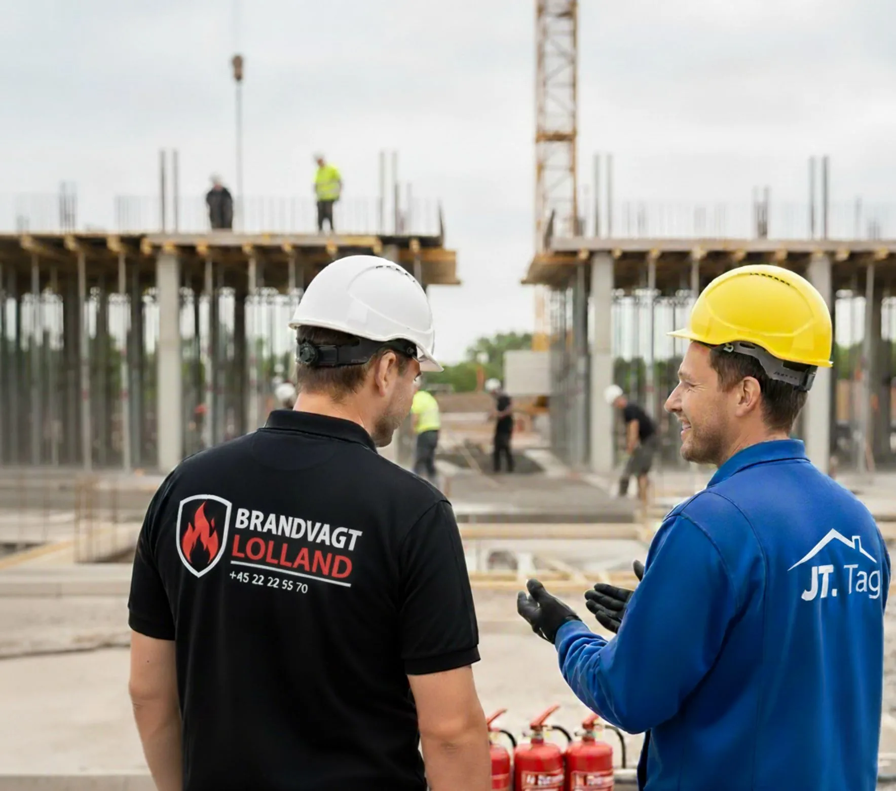 brandvagt lolland samarbejder med tagdækker på byggeplads under varmt arbejde med brandslukkere og refleksveste